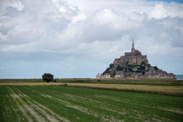 The Tour passes Mont Saint-Michel (photo Simon Gill)
